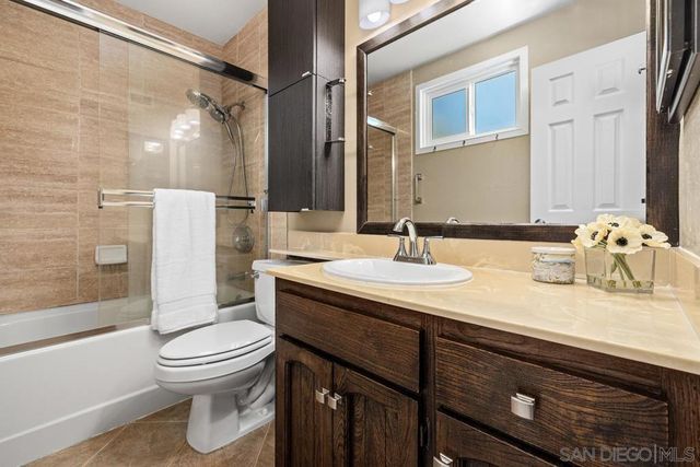 9933 Oakstone Ct, Santee, CA 92071