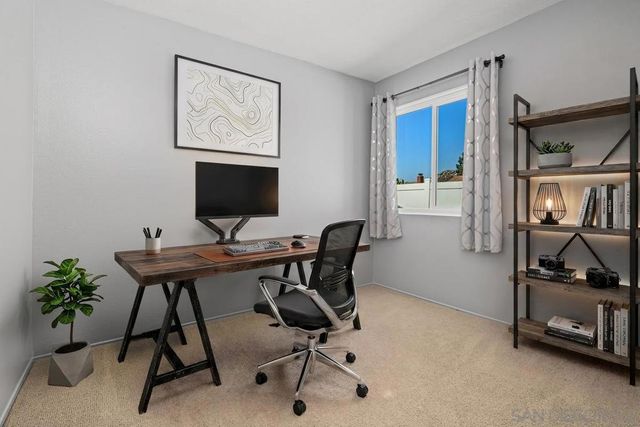 9933 Oakstone Ct, Santee, CA 92071