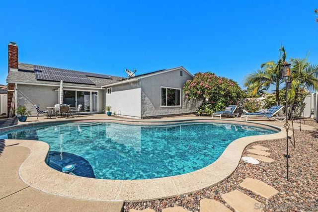 9933 Oakstone Ct, Santee, CA 92071