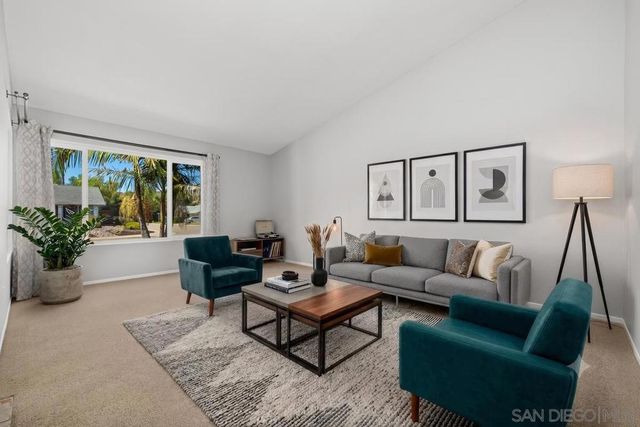 9933 Oakstone Ct, Santee, CA 92071