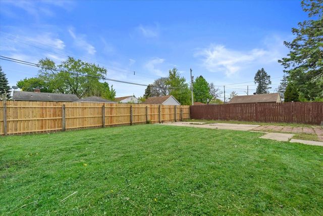 5735 W Thurston AVENUE, Milwaukee, WI 53218