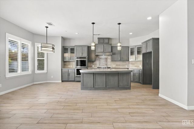 12120 Parkerhill Drive, Bakersfield, CA 93311