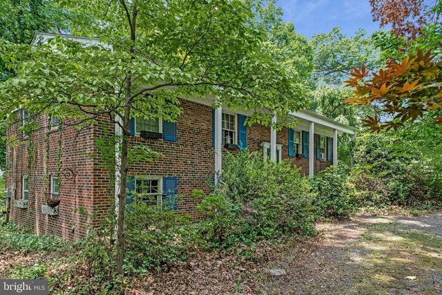 8604 ARDFOUR LN, Annandale, VA 22003