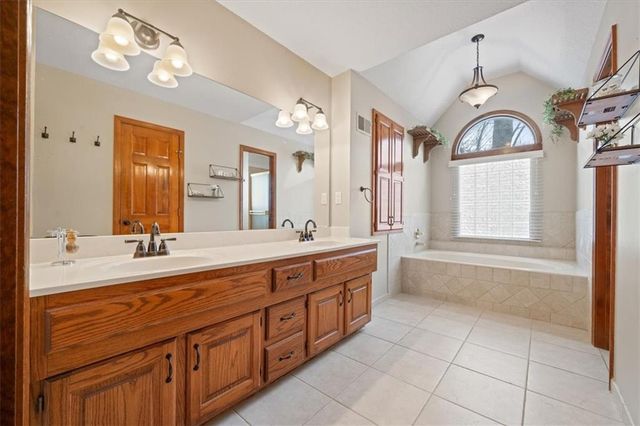 1023 SE Bordner Drive, Lee's Summit, MO 64081