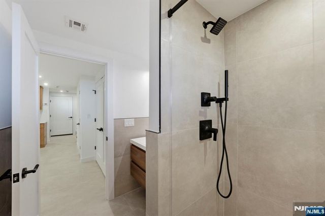 211 E Harriet Avenue B, Palisades Park, NJ 07650