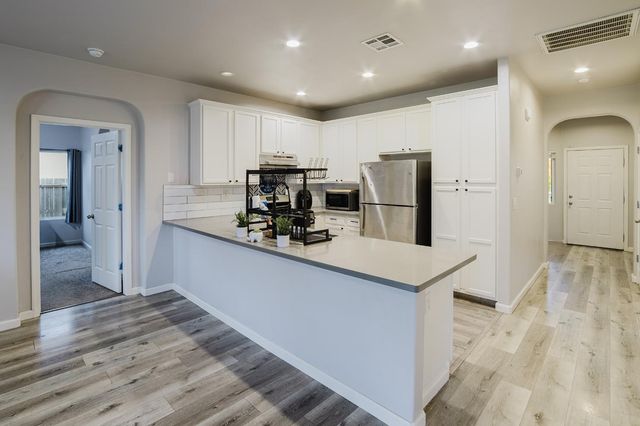 490 Summer Garden Way, Sacramento, CA 95833