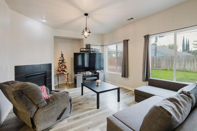 490 Summer Garden Way, Sacramento, CA 95833