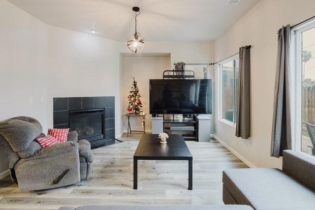 490 Summer Garden Way, Sacramento, CA 95833