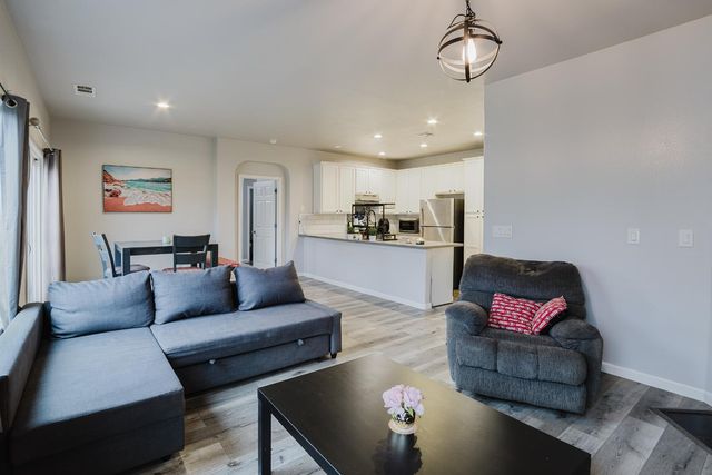 490 Summer Garden Way, Sacramento, CA 95833