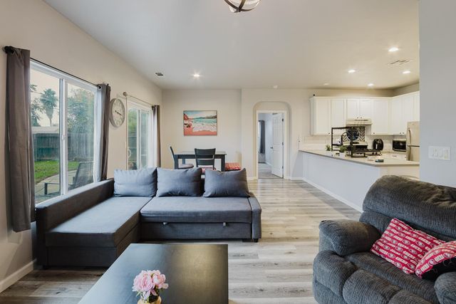 490 Summer Garden Way, Sacramento, CA 95833