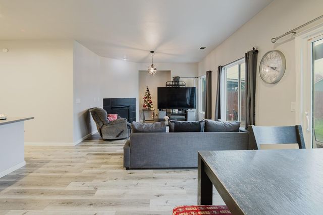 490 Summer Garden Way, Sacramento, CA 95833