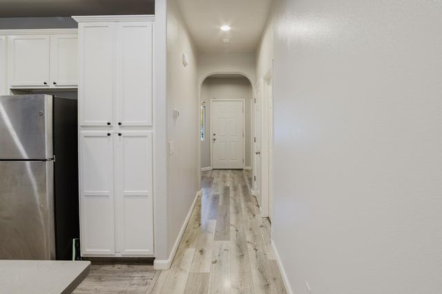 490 Summer Garden Way, Sacramento, CA 95833