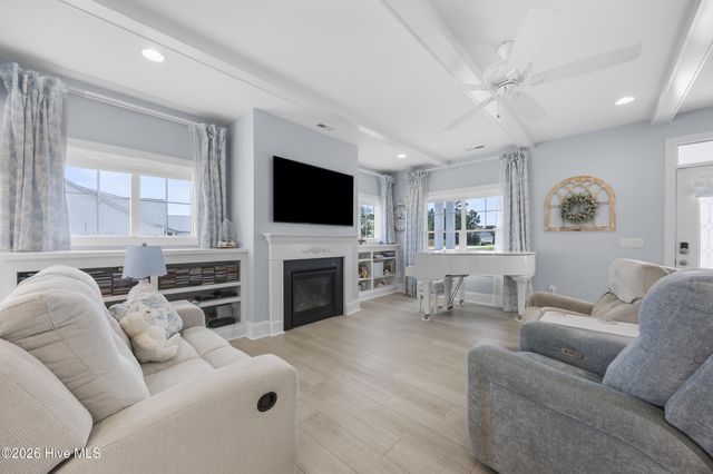 16 W Singing Avenue, Hampstead, NC 28443