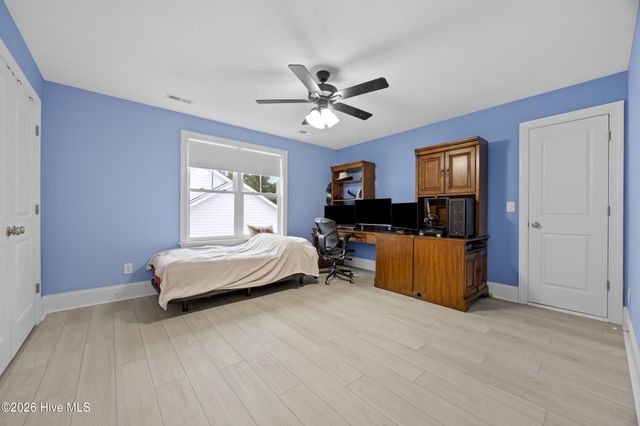 16 W Singing Avenue, Hampstead, NC 28443