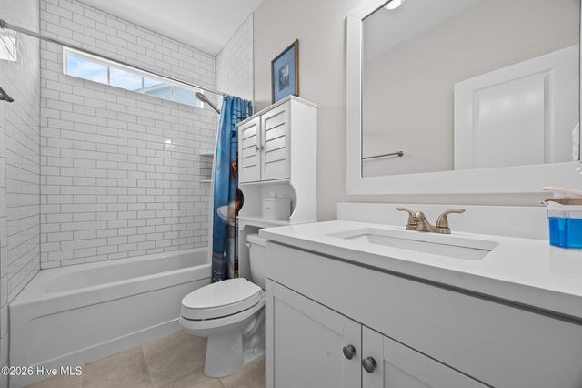 16 W Singing Avenue, Hampstead, NC 28443