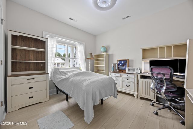 16 W Singing Avenue, Hampstead, NC 28443