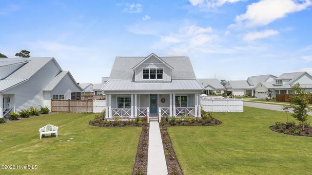 16 W Singing Avenue, Hampstead, NC 28443