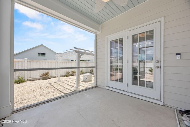 16 W Singing Avenue, Hampstead, NC 28443