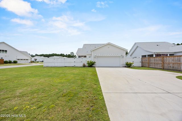 16 W Singing Avenue, Hampstead, NC 28443