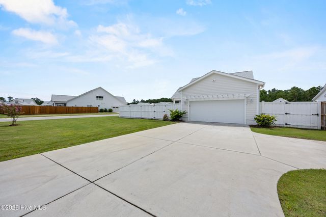 16 W Singing Avenue, Hampstead, NC 28443