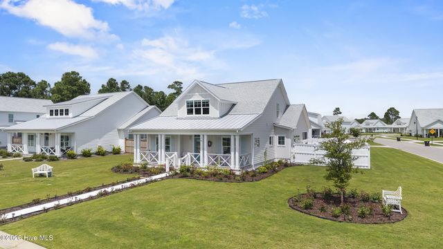 16 W Singing Avenue, Hampstead, NC 28443