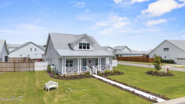 16 W Singing Avenue, Hampstead, NC 28443