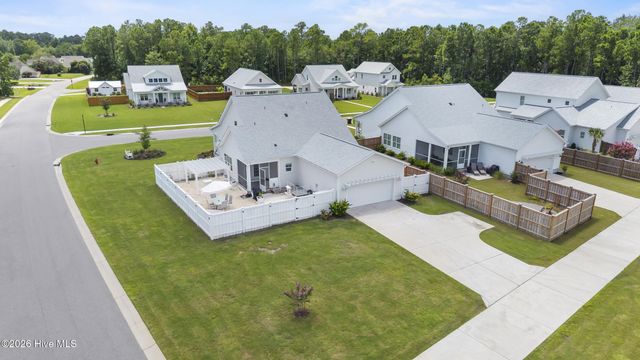 16 W Singing Avenue, Hampstead, NC 28443