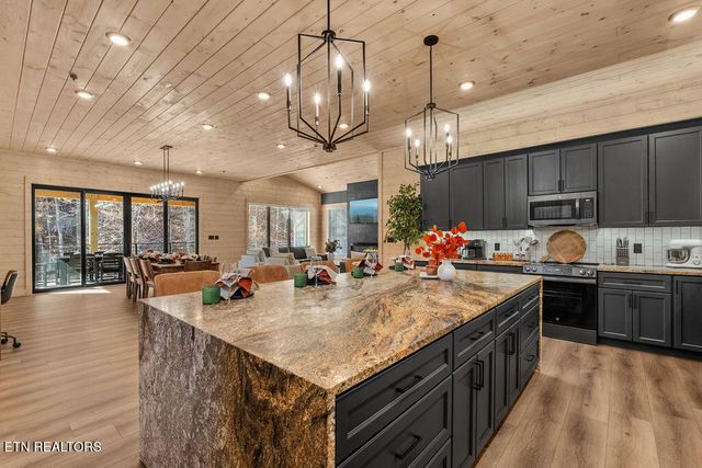 1590 Bear Valley Rd, Sevierville, TN 37876