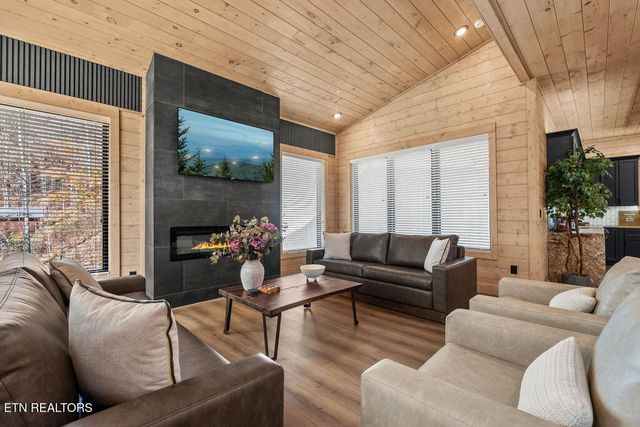 1590 Bear Valley Rd, Sevierville, TN 37876