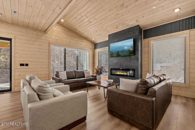 1590 Bear Valley Rd, Sevierville, TN 37876