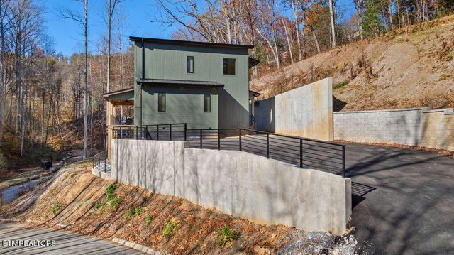 1590 Bear Valley Rd, Sevierville, TN 37876