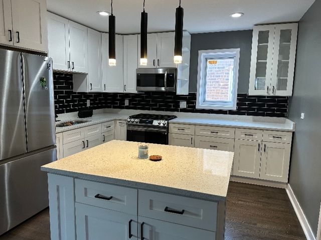 7433 N Damen Avenue, Chicago, IL 60645