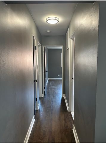 7433 N Damen Avenue, Chicago, IL 60645