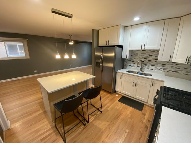 7433 N Damen Avenue, Chicago, IL 60645