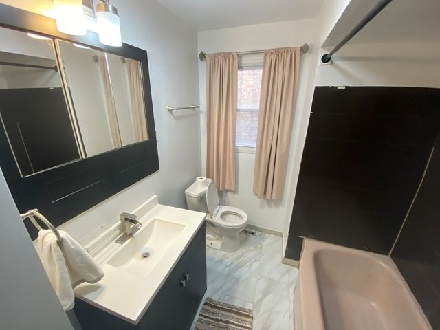 7433 N Damen Avenue, Chicago, IL 60645