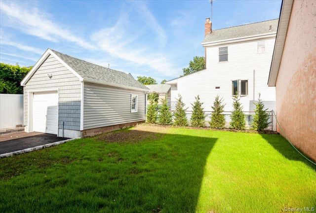 310 Columbus Parkway, Mineola, NY 11501