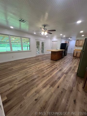 18756 E 690 Road, Moody, OK 74464