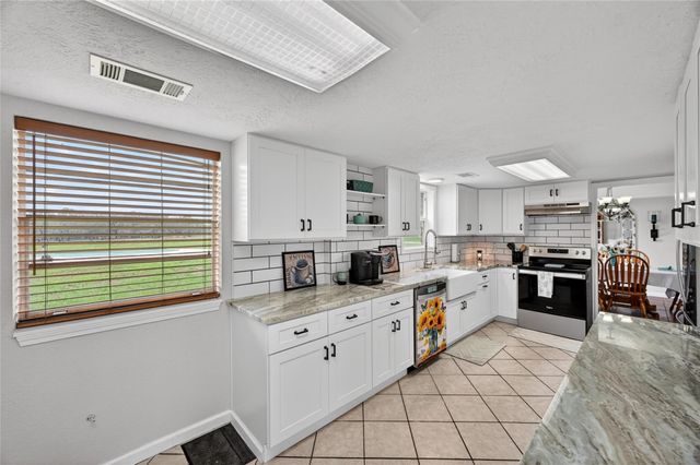 6072 County Road 122, Hallettsville, TX 77964