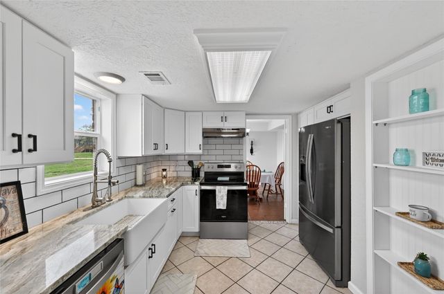 6072 County Road 122, Hallettsville, TX 77964