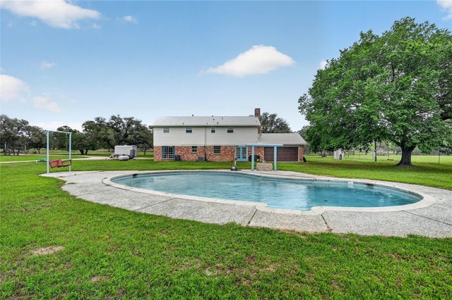 6072 County Road 122, Hallettsville, TX 77964