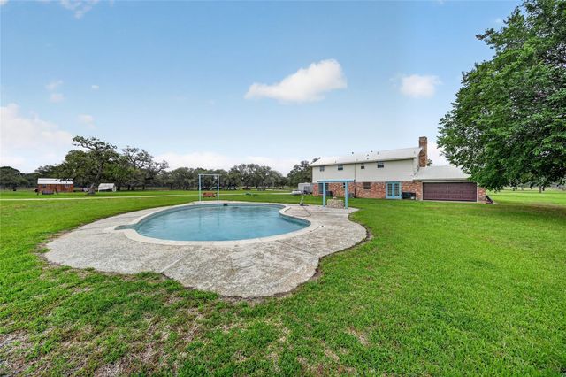 6072 County Road 122, Hallettsville, TX 77964