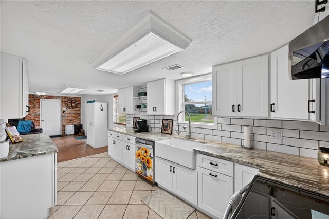 6072 County Road 122, Hallettsville, TX 77964