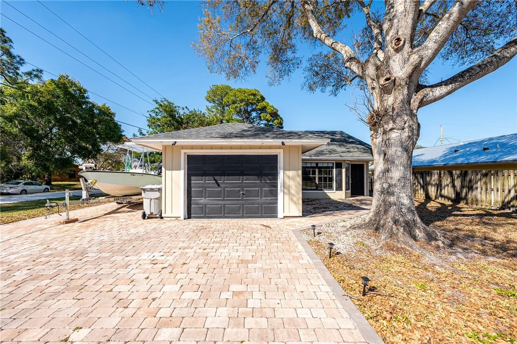 2890 1st Place, Vero Beach, FL 32968