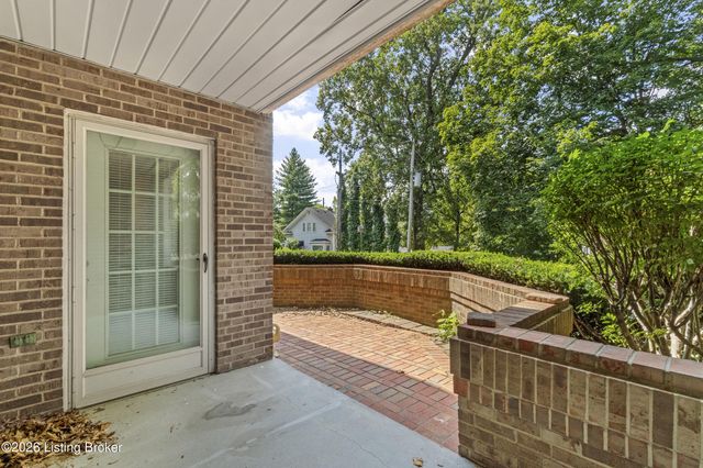 8605 Shelbyville Rd 127, Louisville, KY 40222