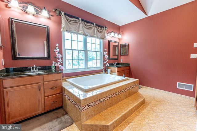 4140 DOUGLAS DR, Bethlehem, PA 18020