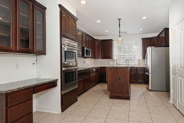 27 Bluff Creek Place, The Woodlands, TX 77382