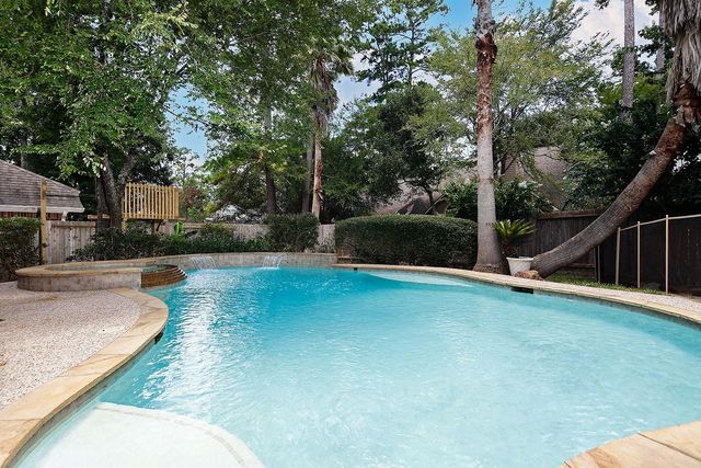 27 Bluff Creek Place, The Woodlands, TX 77382