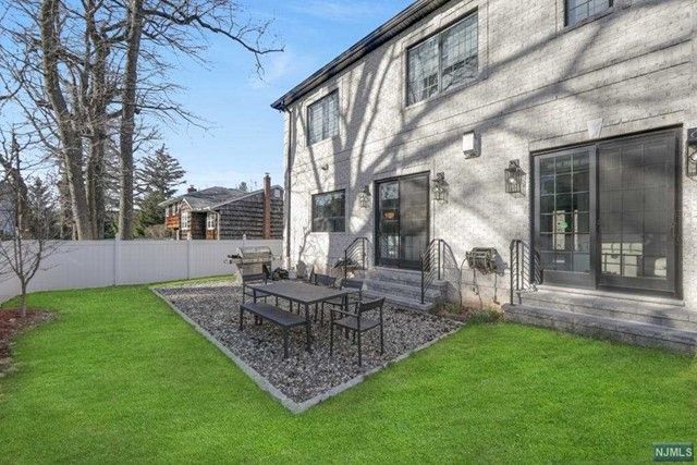 6 Allison Drive, Englewood Cliffs, NJ 07632