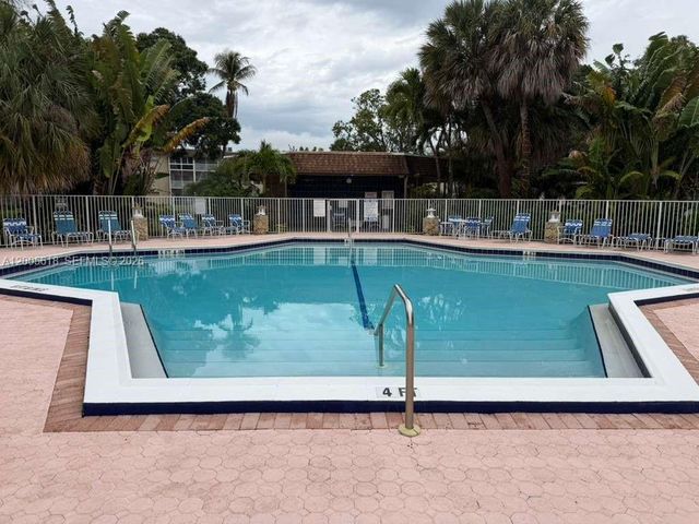 5041 W Oakland Park Blvd 110, Lauderdale Lakes, FL 33313