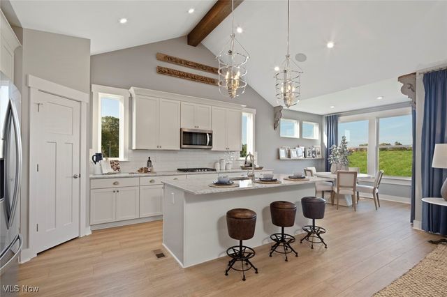 821 Colesbourne Circle, Uniontown, OH 44685